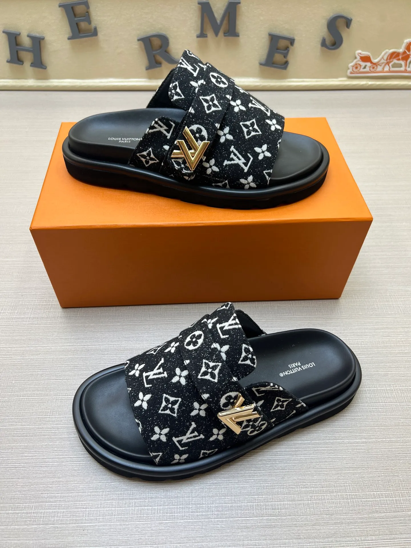 Factory price: 360💰【LOUIS VUITTON】Louis Vuitton, LV printing, men's and women's slippers are on the market, drawer box packaging with cloth bag, card, the upper pattern looks very soft and waxy, super versatile leg slimming artifact. Fabric: imported denim/canvas/old fabric, LV hardware LOGO, official website pattern printing, comfortable to wear, foot pads: high elastic men's shoes💰U water table. Sole: foam sole, heel height: about 5cm. Code number: 35-46, 35, 45, 46 are custom-made and non-returnable. Color: multiple colors and styles available.